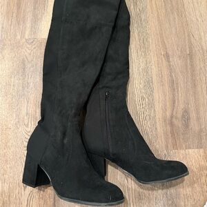 Unisa Elegant Black Suede Heeled Boots
